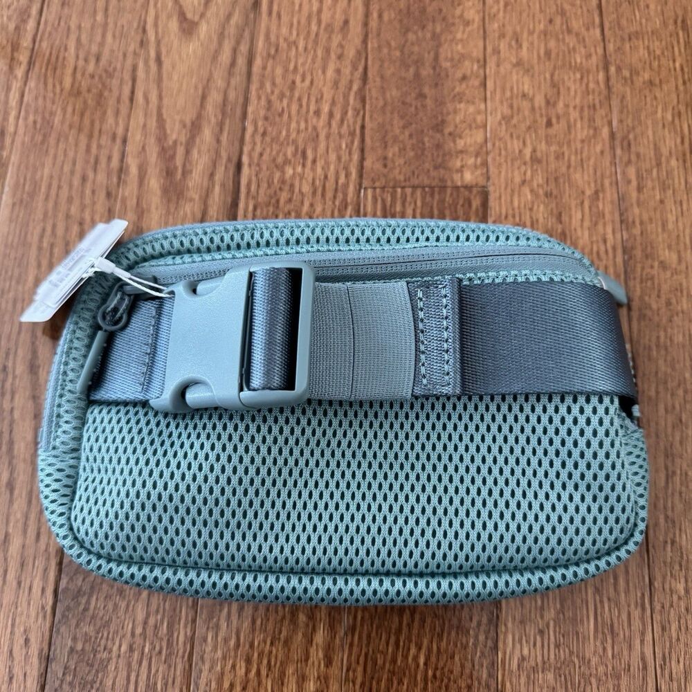 Lululemon Everywhere Belt Bag Knit Mesh Crater Blue 1L Fanny Pack Crossbody NWT - Picture 6 of 13